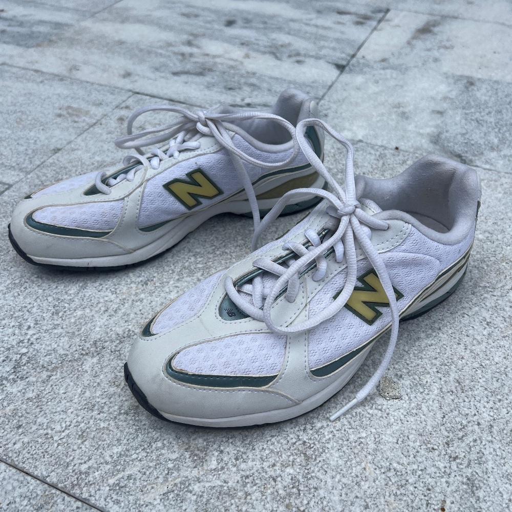 New Balance 521